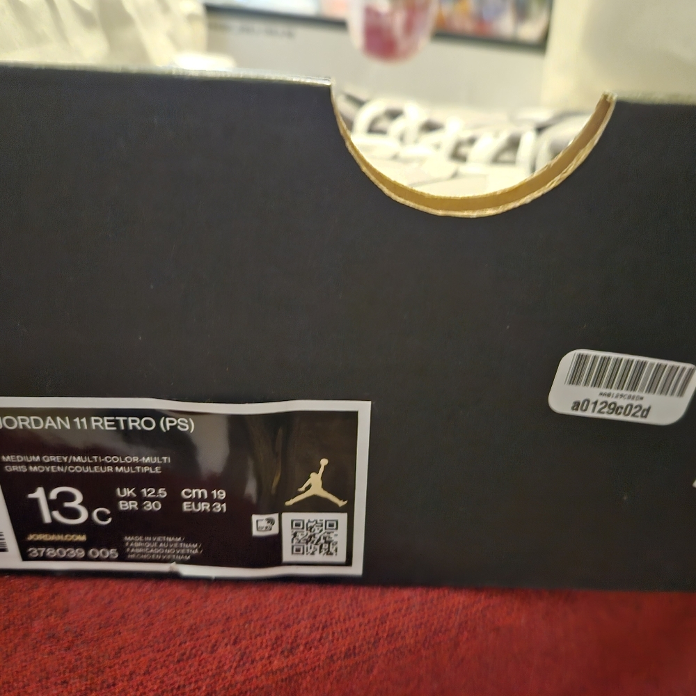 Sneakers - Picture 2 of 3